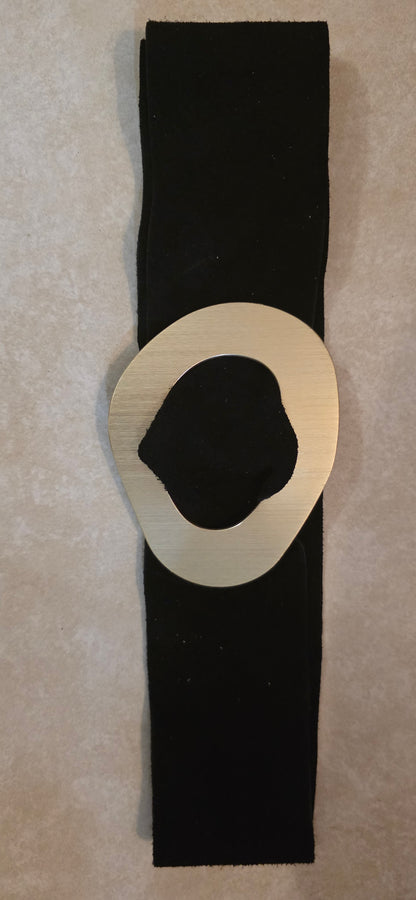 Black belt gold circular buckle